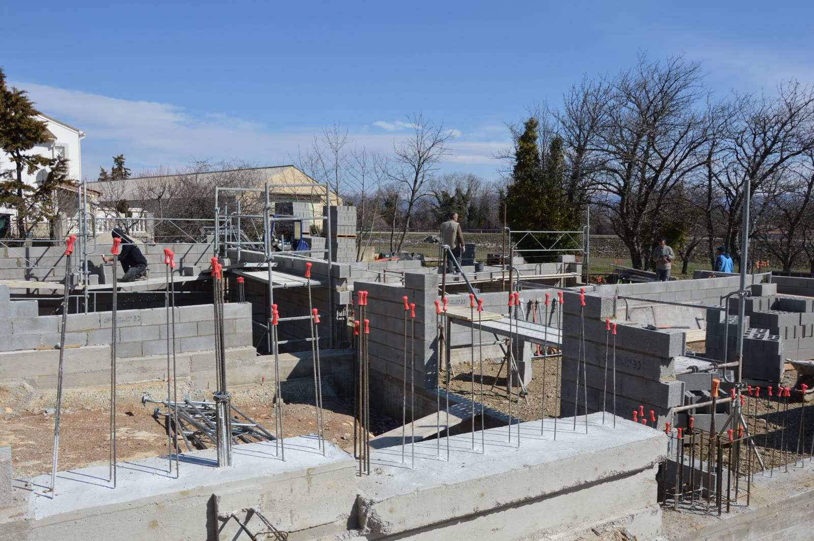 Obra gris en proceso: muros de block y estructura