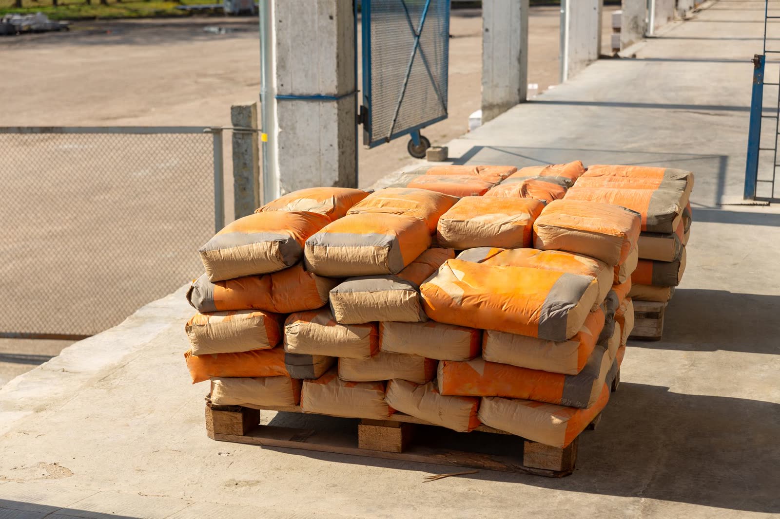 Sacos de adhesivo estibados en bodega